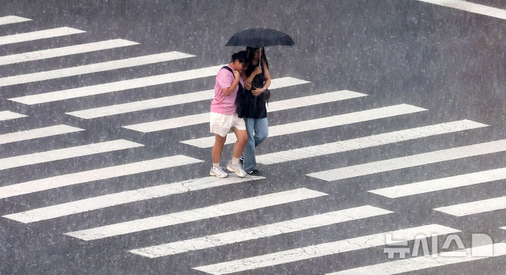 [서울=뉴시스] 홍효식 기자 = 소나기가 내린 8일 서울 중구 을지로1가 사거리에서 시민들이 우산을 쓰고 발걸음을 재촉하고 있다. 2025.08.08. yesphoto@newsis.com