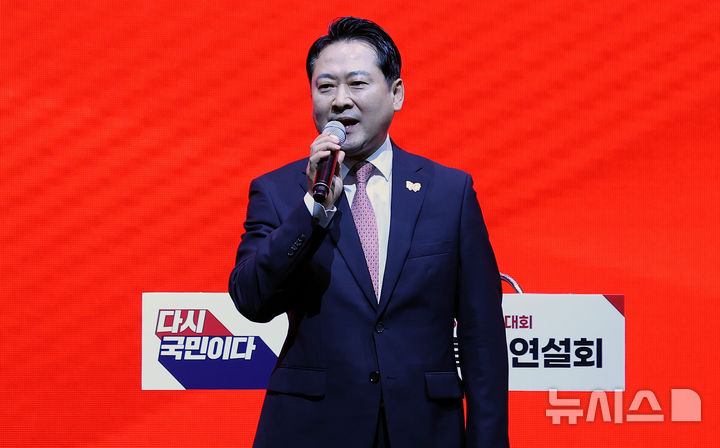 [대구=뉴시스] 이무열 기자 = 장동혁 국민의힘 당대표 후보가 8일 대구 북구 엑스코에서 열린 국민의힘 제6차 전당대회 대구·경북 합동연설회에서 정견발표를 하고 있다. 2025.08.08. lmy@newsis.com