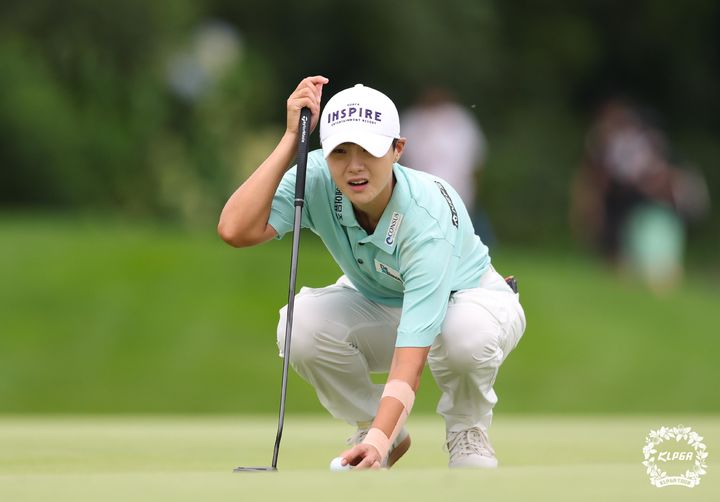 [서울=뉴시스] 8일 제주 서귀포 사이프러스 골프앤리조트에서 열린 제주삼다수 마스터스 2라운드 6번홀에서 박성현이 그린을 파악하고 있다. (사진=KLPGA 제공) 2025.08.08. photo@newsis.com *재판매 및 DB 금지