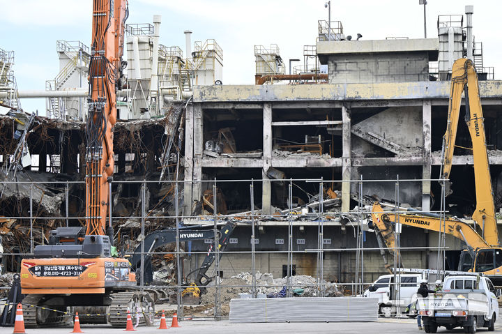 [광주=뉴시스] 박기웅 기자 = 8일 오후 대형 화재가 발생한 광주 광산구 금호타이어 광주공장 2공장 정련동 건물 해체 작업을 위해 가림막 설치가 이뤄지고 있다. 지난 5월17일 불이 난 정련동 건축물은 오는 11일부터 본격적인 해체에 돌입, 11월10일께 작업을 마칠 예정이다. 2025.08.08. pboxer@newsis.com