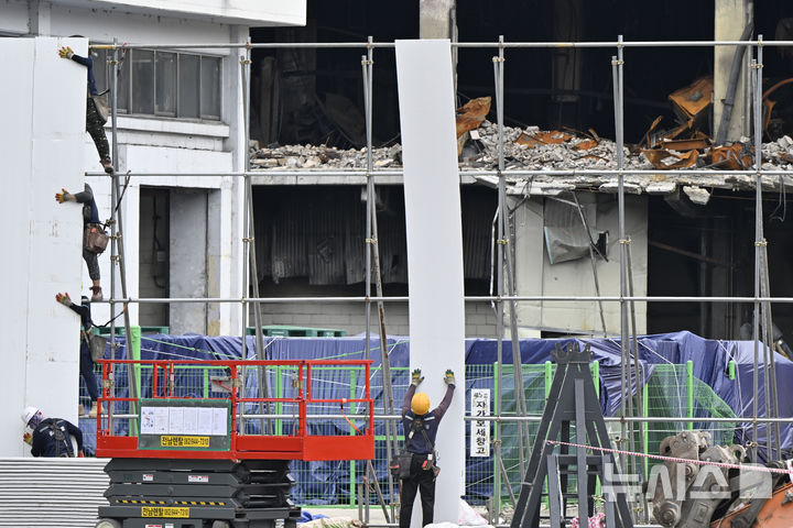 [광주=뉴시스] 박기웅 기자 = 8일 오후 대형 화재가 발생한 광주 광산구 금호타이어 광주공장 2공장 정련동 건물 해체 작업을 위해 가림막 설치가 이뤄지고 있다. 지난 5월17일 불이 난 정련동 건축물은 오는 11일부터 본격적인 해체에 돌입, 11월10일께 작업을 마칠 예정이다. 2025.08.08. pboxer@newsis.com