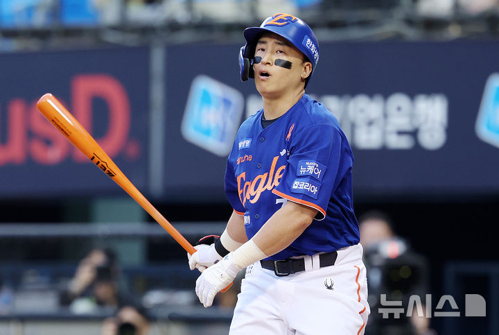 [서울=뉴시스] 이영환 기자 = 8일 오후 서울 송파구 잠실야구장에서 열린 2025 KBO 리그 한화 이글스와 LG 트윈스의 경기, 3회초 한화 선두타자 손아섭이 삼진아웃 당한 후 아쉬워 하고 있다. 2025.08.08. 20hwan@newsis.com