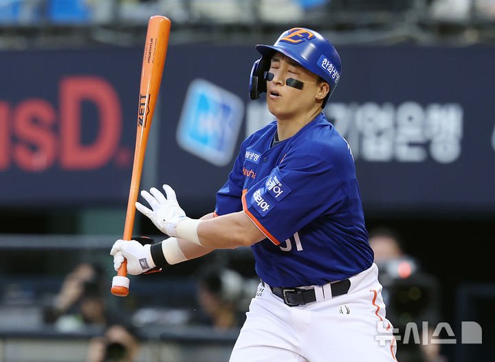 [서울=뉴시스] 이영환 기자 = 8일 오후 서울 송파구 잠실야구장에서 열린 2025 KBO 리그 한화 이글스와 LG 트윈스의 경기, 3회초 한화 선두타자 손아섭이 삼진아웃 당한 후 아쉬워 하고 있다. 2025.08.08. 20hwan@newsis.com