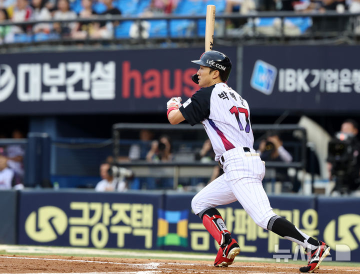 [서울=뉴시스] 이영환 기자 = 8일 오후 서울 송파구 잠실야구장에서 열린 2025 KBO 리그 한화 이글스와 LG 트윈스의 경기, 2회말 1사 주자 1루에서 LG 박해민이 안타를 날리고 있다. 2025.08.08. 20hwan@newsis.com