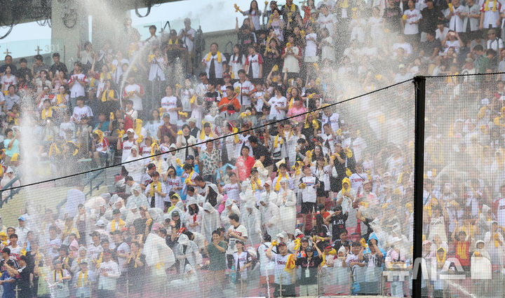 [서울=뉴시스] 이영환 기자 = 8일 오후 서울 송파구 잠실야구장에서 열린 2025 KBO 리그 한화 이글스와 LG 트윈스의 경기, 2회말 LG 팬들이 시원한 물줄기를 맞으며 응원을 하고 있다. 2025.08.08. 20hwan@newsis.com