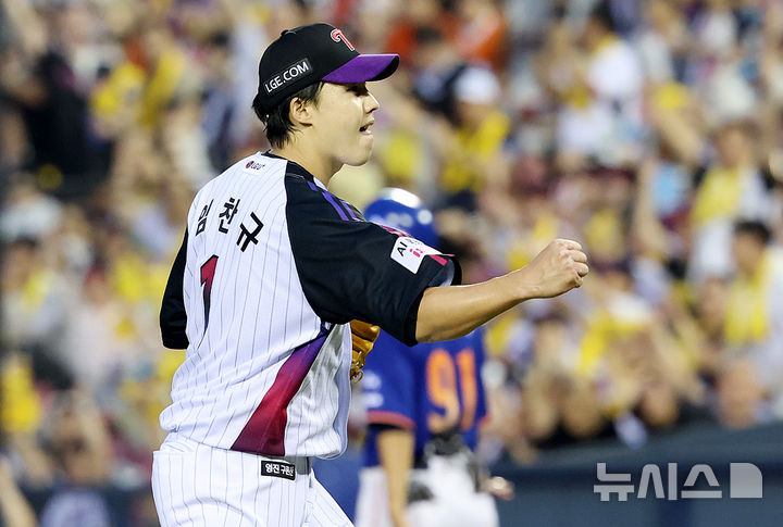 [서울=뉴시스] 이영환 기자 = 8일 오후 서울 송파구 잠실야구장에서 열린 2025 KBO 리그 한화 이글스와 LG 트윈스의 경기, 4회초 1사 1,2루에서 LG 선발 임찬규가 한화 이재원을 병살로 잡은 후 기뻐하고 있다. 2025.08.08. 20hwan@newsis.com