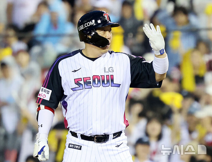 [서울=뉴시스] 이영환 기자 = 8일 오후 서울 송파구 잠실야구장에서 열린 2025 KBO 리그 한화 이글스와 LG 트윈스의 경기, 4회말 LG 선두타자 김현수가 안타를 날린 후 기뻐하고 있다. 2025.08.08. 20hwan@newsis.com
