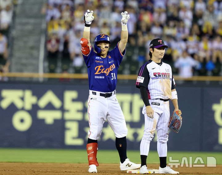 [서울=뉴시스] 이영환 기자 = 8일 오후 서울 송파구 잠실야구장에서 열린 2025 KBO 리그 한화 이글스와 LG 트윈스의 경기, 5회초 무사 2루에서 한화 손아섭이 1타점 안타를 날린 후 수비 혼란을 틈타 2루까지 진루한 후 기뻐하고 있다. 2025.08.08. 20hwan@newsis.com