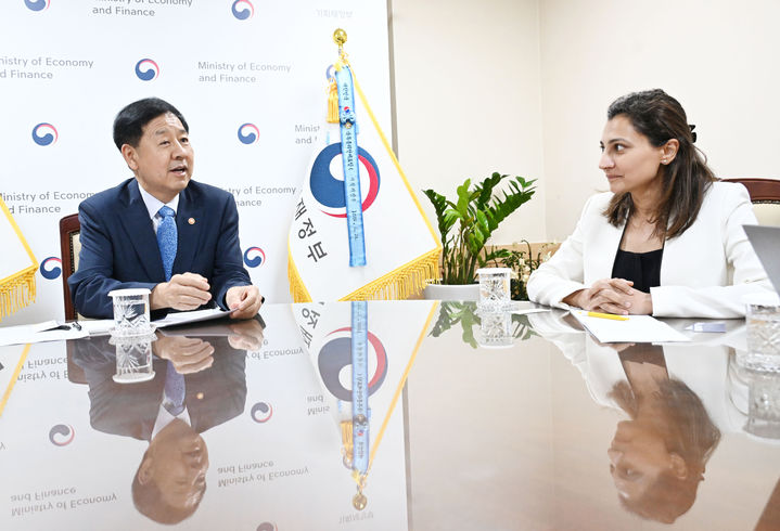 [서울=뉴시스] 구윤철 부총리 겸 기획재정부 장관이 8일 서울 종로구 정부서울청사에서 국제신용평가사 무디스 연례협의단 아누슈카 샤 국가신용등급 아태지역 담당 이사와 면담을 하고 있다. (사진=기획재정부 제공) 2025.08.10. photo@newsis.com *재판매 및 DB 금지