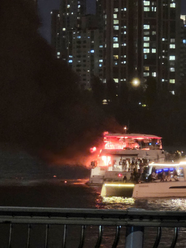 [서울=뉴시스] 8일 저녁 8시 45분께 서울 반포대교 인근 한강에서 항행 중이던 요트에서 화재가 발생했다. 소방당국에 따르면 화재는 발생 약 30분 만인 9시 16분 진압됐으며 요트에 탑승한 6명이 경상을 입고 대피했다. (사진=독자 제공) 2025.08.08. photo@newsis.com *재판매 및 DB 금지