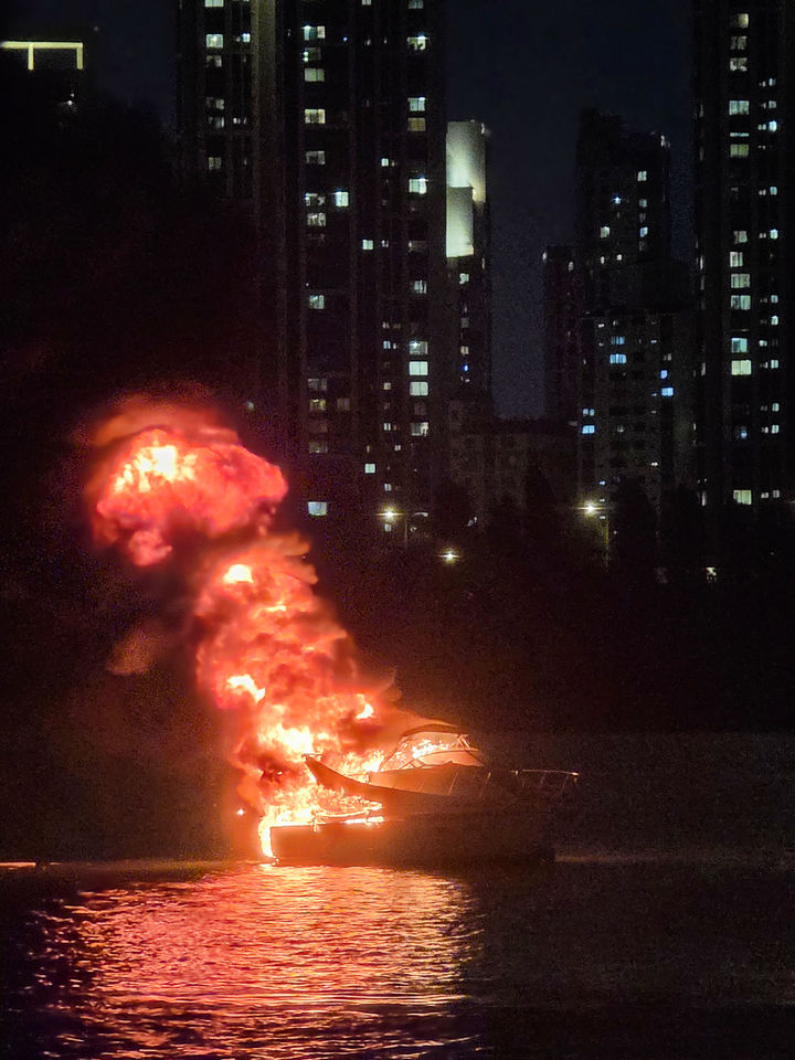 [서울=뉴시스] 8일 저녁 8시 45분께 서울 반포대교 인근 한강에서 항행 중이던 요트에서 화재가 발생했다. 소방당국에 따르면 화재는 발생 약 30분 만인 9시 16분 진압됐으며 요트에 탑승한 6명이 경상을 입고 대피했다. (사진=독자 제공) 2025.08.08. photo@newsis.com *재판매 및 DB 금지