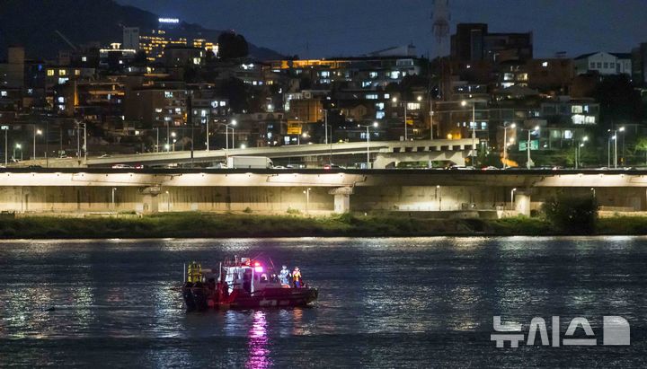 [서울=뉴시스] 김선웅 기자 = 8일 저녁 8시 45분께 서울 반포대교 인근 한강을 항행하던 요트에서 화재가 발생했다. 소방당국에 따르면 화재는 약 30분만인 9시 16분께 완진됐고 탑승자 6명이 경상을 입고 병원으로 옮겨져 치료를 받았다.  사진은 이날 사고현장에서 화재진압을 마무리한 소방선의 모습. 2025.08.08. mangusta@newsis.com