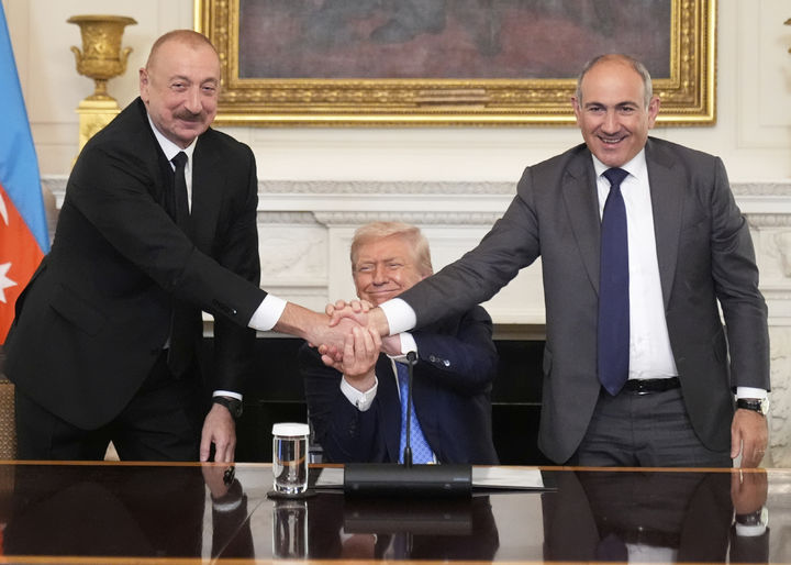 [워싱턴=AP/뉴시스]도널드 트럼프 미국 대통령이 8일(현지 시간) 백악관 만찬장에서 일함 알리예프 아제르바이잔 대통령, 니콜 파시냔 아르메니아 총리와 평화협정 서명식을 열고 악수 세레모니를 하고 있다. 2025.08.09.