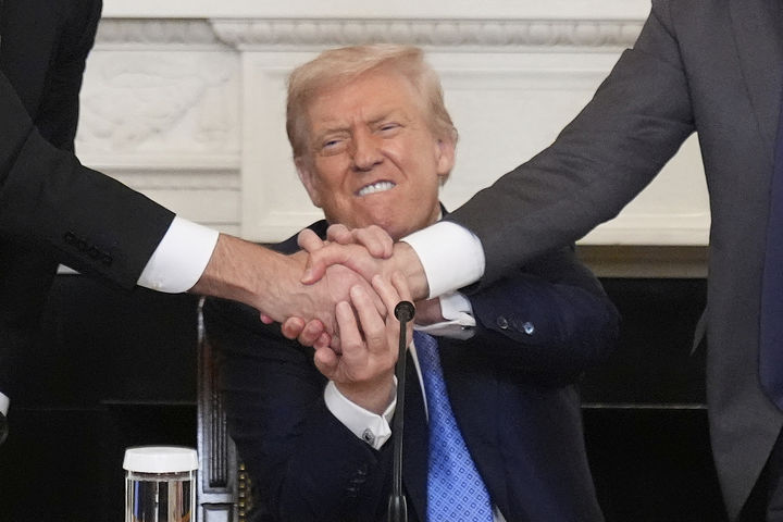 [워싱턴=AP/'뉴시스]도널드 트럼프 미 대통령이 8일(현지시각) 평화협정에 서명한 니콜 파시니안 아르메니아 총리, 일함 알리예프 아제르바이잔 대통령이 악수하는데 손을 얹어 함께 악수하고 있다. 2025.8.9.