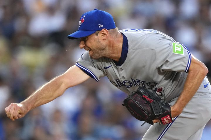 [로스앤젤레스=AP/뉴시스] 메이저리그 토론토 블루제이스 선발 투수 맥스 셔저가 8일(현지 시간) 미국 캘리포니아주 로스앤젤레스 다저스타디움에서 열린 2025 MLB LA 다저스와의 경기에서 공을 던지고 있다. 2025.08.09.