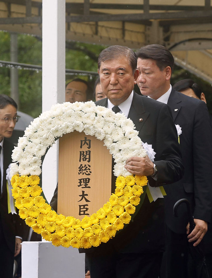 [나가사키=AP·교도/뉴시스]이시바 시게루 일본 총리가 9일 나가사키 평화 공원에서 열린 '나가사키 원자폭탄 희생자 위령·평화기념식'에 참석해 헌화하고 있다. 2025.08.09.