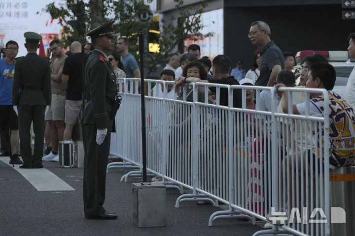 [베이징=AP/뉴시스] 다음달 3일 중국 베이징 톈안먼 광장에서 2차 대전 전승 80주년 기념 대규모 군사퍼레이드가 열릴 예정인 가운데 예행연습을 앞두고 9일 광장 주변 창안제에 바리케이드가 쳐져 있다. 2025.08.11.