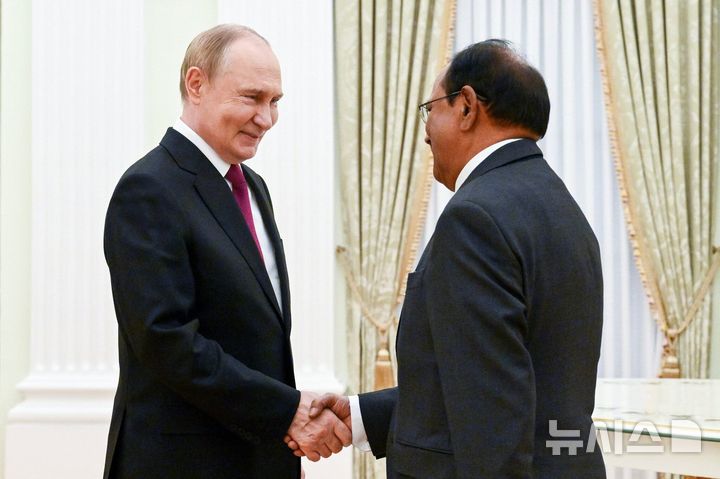 [서울=뉴시스]블라디미르 푸틴 러시아 대통령이 8일(현지시각) 아지트 도발 인도 국가안보보좌관을 만나 악수하고 있다. (출처=러시아 대통령실) 2025.8.9.