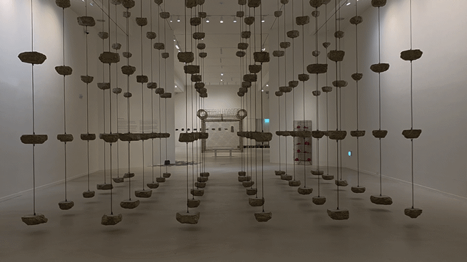  [사진=박현주 미술전문기자] 모나하튬의 콘크리트 덩어리 사이를 통과하고 있다.