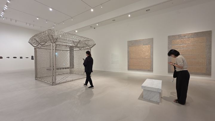 [사진=박현주 미술전문기자]포도뮤지엄 '우리 이토록 작은 존재들' 전시 전경. 제니 홀저 작품과 라이자 루의 비즈로 만든 '아름다운 철조망 감옥'이 눈길을 사로잡는다. *재판매 및 DB 금지