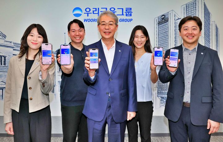 6일 우리금융그룹 임종룡 회장(가운데)이 유니버설뱅킹 신규 가입자 100만명 돌파를 기념해 직원들과 단체사진을 촬영하고 있다. (사진=우리금융 제공) *재판매 및 DB 금지