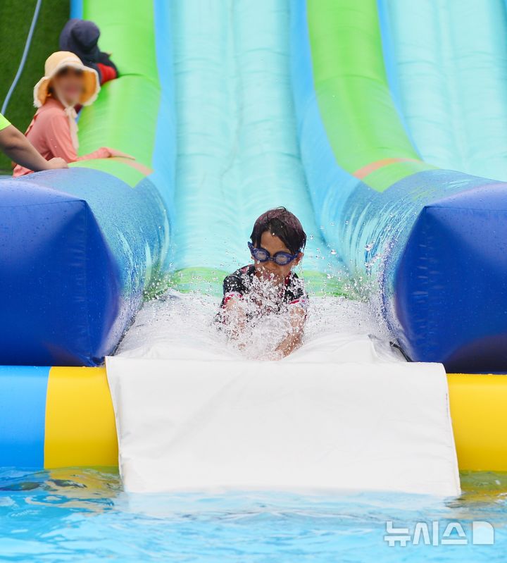 [청주=뉴시스] 서주영 기자 = 9일 충북 청주시의 문암생태공원 물놀이장에서 한 어린이가 워터슬라이드를 타며 물놀이를 즐기고 있다. 2025.08.09. juyeong@newsis.com