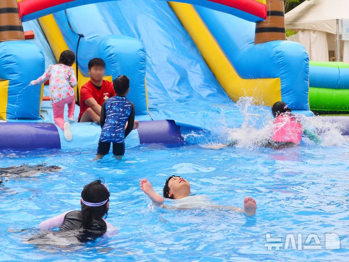 [청주=뉴시스] 서주영 기자 = 9일 충북 청주시의 문암생태공원 물놀이장에서 어린이들이 물놀이를 즐기며 더위를 식히고 있다. 2025.08.09. juyeong@newsis.com