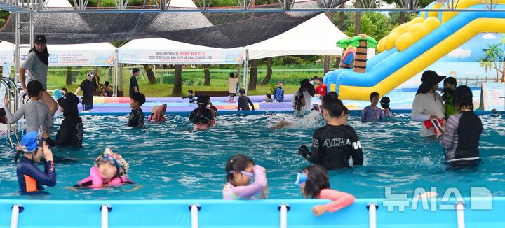 [청주=뉴시스] 서주영 기자 = 9일 충북 청주시의 문암생태공원 물놀이장에서 어린이들이 물놀이를 즐기며 더위를 식히고 있다. 2025.08.09. juyeong@newsis.com