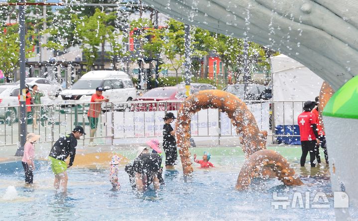 [청주=뉴시스] 서주영 기자 = 9일 충북 청주시의 생명누리공원 물놀이장에서 어린이들이 물놀이를 즐기며 더위를 식히고 있다. 2025.08.09. juyeong@newsis.com