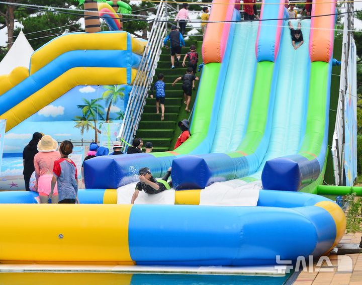 [청주=뉴시스] 서주영 기자 = 9일 충북 청주시의 문암생태공원 물놀이장에서 어린이들이 워터슬라이드를 타며 더위를 식히고 있다. 2025.08.09. juyeong@newsis.com *재판매 및 DB 금지