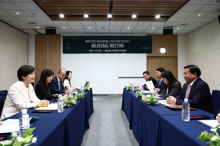 [세종=뉴시스] 농림축산식품부는 송미령 장관이 9일 한쥔(韓俊) 중국 농업농촌부 장관과 양자 면담을 갖고 양국 농업·농촌 분야 협력 확대와 교류 재개 방안을 논의했다고 밝혔다. (사진=농식품부 제공) 2025.08.09. photo@newsis.com *재판매 및 DB 금지
