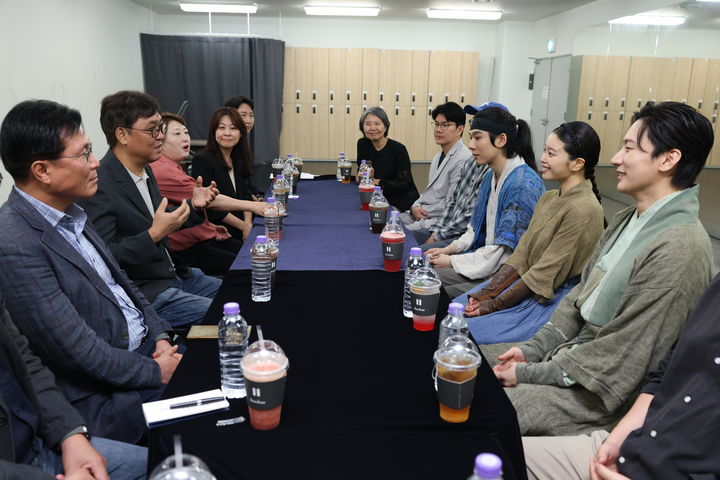 최휘영 문화체육관광부 장관이 8일 서울 종로구 대학로 홍익대학교아트센터 대극장을 방문해 뮤지컬 '스웨그에이지 외쳐, 조선!'을 관람한 뒤 출연진과 관계자를 만나 '케이-뮤지컬' 진흥을 위한 의견을 나누고 있다. (사진=문체부 제공) *재판매 및 DB 금지
