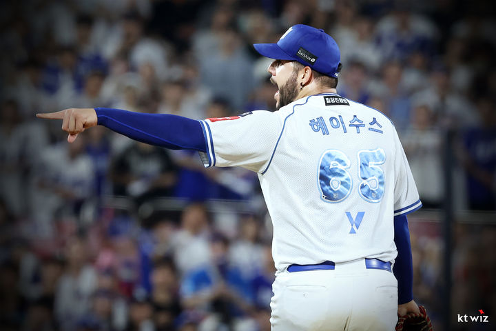 [서울=뉴시스] 프로야구 KT 위즈 엔마누엘 데 헤이수스가 25일 수원 KT위즈파크에서 열린 2025 신한 쏠뱅크 KBO리그 삼성 라이온즈와의 경기에서 아웃카운트를 잡은 뒤 환호하고 있다. (사진=KT 위즈 제공) 2025.07.25. *재판매 및 DB 금지