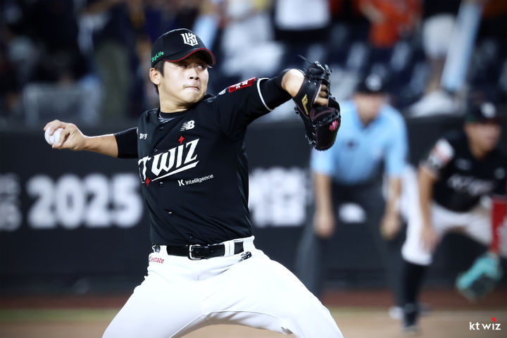 [서울=뉴시스] 프로야구 KT 위즈 박영현이 7일 대전 한화생명볼파크에서 열린 2025 신한 쏠뱅크 KBO리그 한화 이글스와의 경기에서 공을 던지고 있다. (사진=KT 위즈 제공) 2025.08.07. *재판매 및 DB 금지