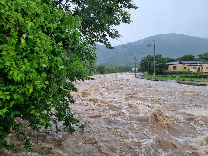 [광주=뉴시스] 지난달 중순 폭우로 광주 북구 충효동 무등산자락 풍암천이 범람해있다. (사진=독자제공) 2025.08.09. photo@newsis.com *재판매 및 DB 금지