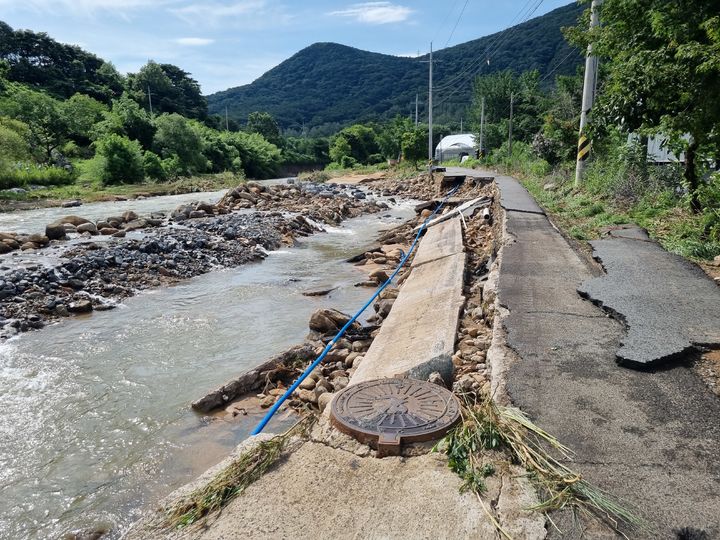 [광주=뉴시스] 지난달 중순 폭우로 파손된 광주 북구 충효동 풍암천 반딧불이 서식지. (사진=독자제공) 2025.08.09. photo@newsis.com *재판매 및 DB 금지