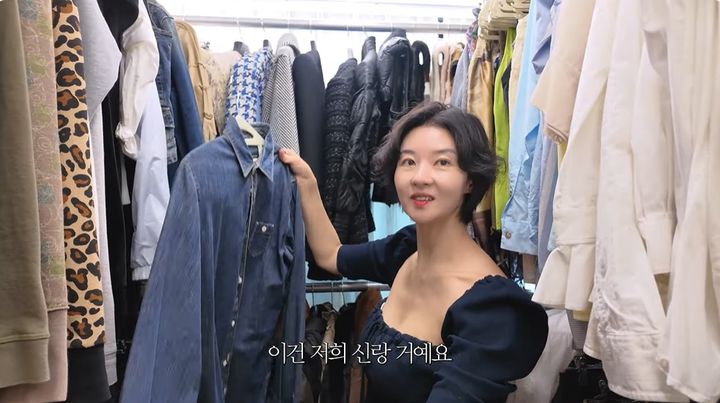 [서울=뉴시스] 배우 송선미가 8일 유튜브 채널을 통해 드레스룸을 공개했다. (사진=유튜브 채널 '그래, 송선미' 화면 캡처) 2025.08.09. photo@newsis.com *재판매 및 DB 금지