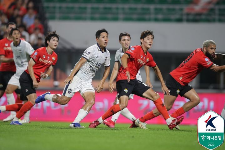 [서울=뉴시스]K리그1 강원-김천, 0-0 무승부. (사진=한국프로축구연맹 제공)