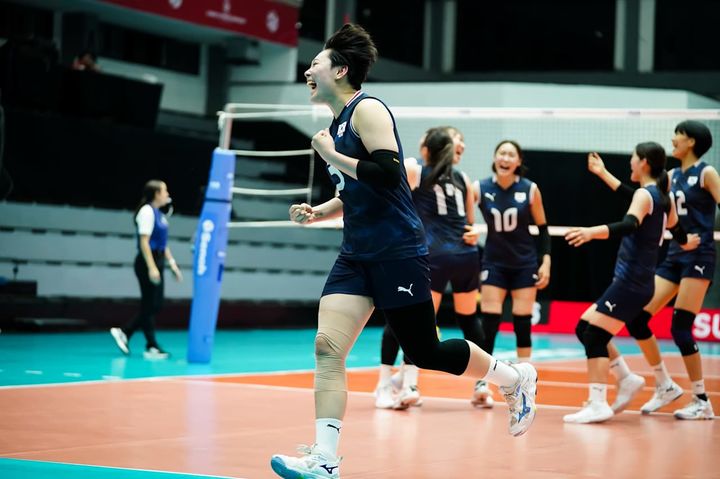 [서울=뉴시스] 한국 21세 이하(U-21) 여자배구 김다은(가운데)이 9일 인도네시아 수라바야에서 열린 2025 국제배구연맹(FIVB) U-21 세계선수권대회 B조 조별리그 세 번째 경기 크로아티아전에서 득점을 올린 뒤 환호하고 있다. (사진=FIVB 공식 홈페이지 캡처) 2025.08.09. *재판매 및 DB 금지