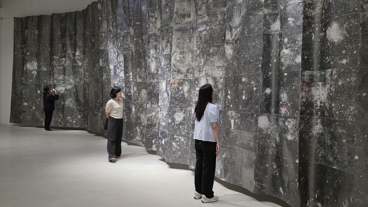 [사진=박현주 미술전문기자] 2전시실에 선보인 연필로 뒤덮은 신문 수백장을 커튼처럼 이어 붙인 수미 카나자와(Sumi Kanazawa)의 신문지 위의 드로잉. *재판매 및 DB 금지