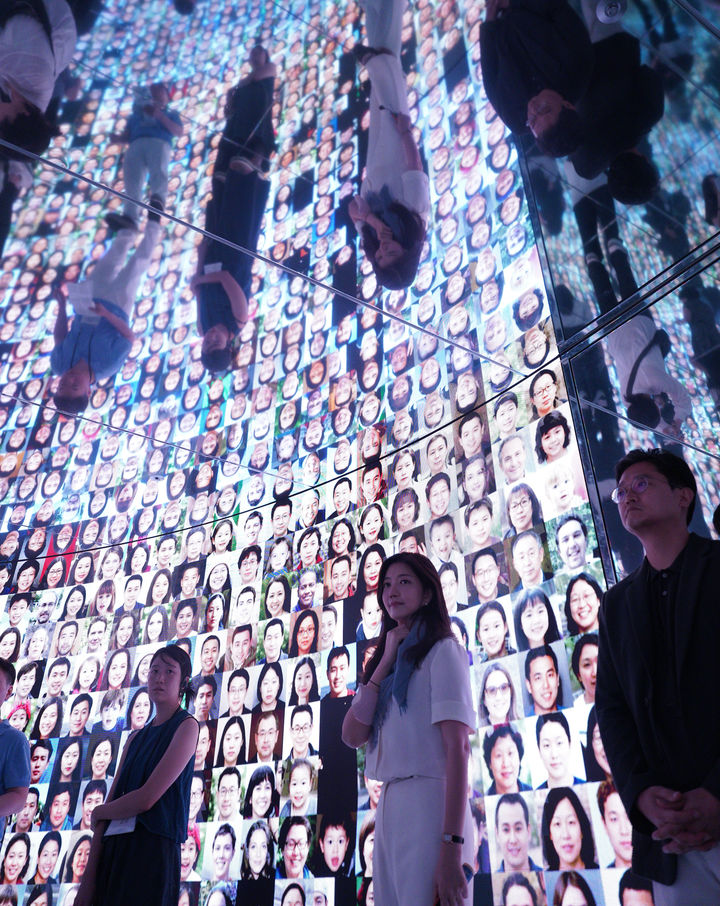김희영 디렉터가 테마공간인 '우리는 별의 먼지다'에서 작품을 설명하고 있다. 사진-포도뮤지엄 제공. *재판매 및 DB 금지