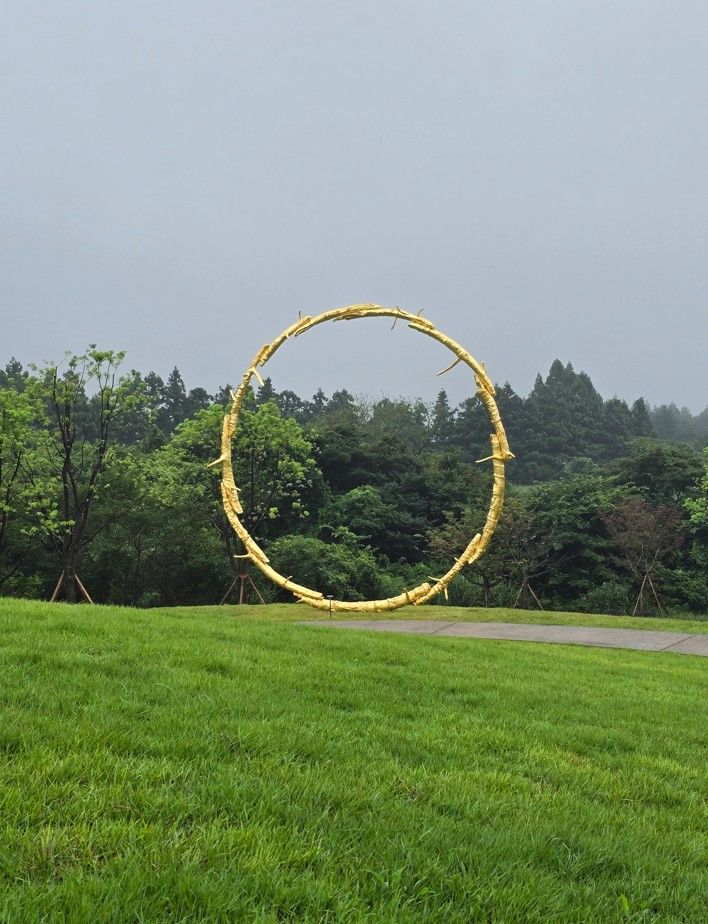 [사진=박현주 미술전문기자]포도뮤지엄 야외에는 우고 론디노네의 burn shine fly가 서 있다. 황금빛 나무 가지로 엮은 거대한 원이, 구름 낀 제주 하늘을 틀어쥔 듯 자연과 호흡한다. *재판매 및 DB 금지