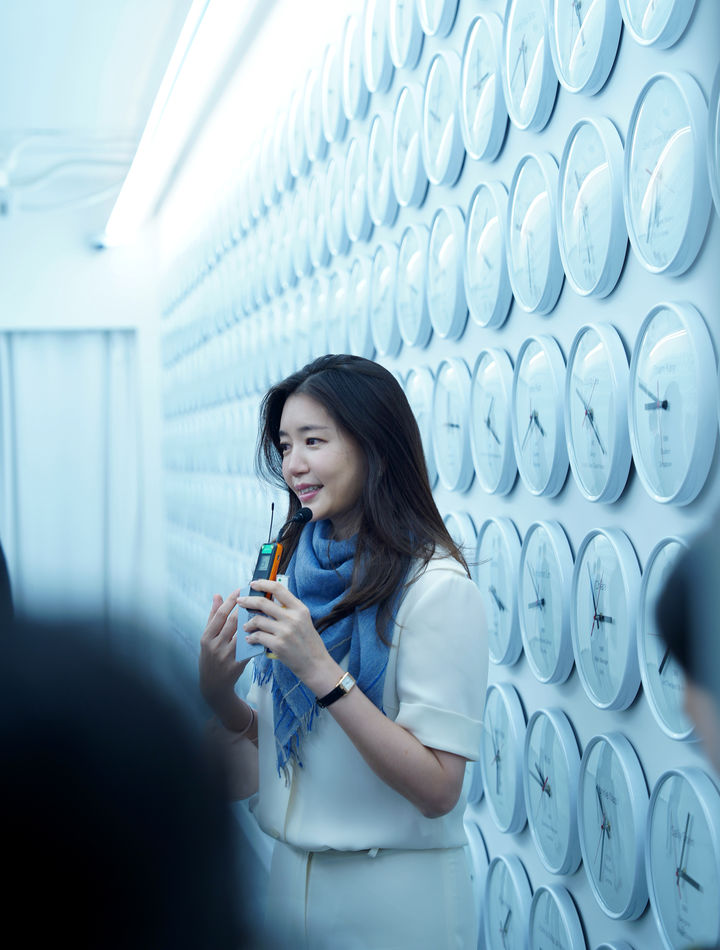 포도뮤지엄 김희영 총괄디렉터가 기획한 '우리 이토록 작은 존재들' 작품에 선보인 이완의 '고유시' 작품을 설명하고 있다. 사진=포도뮤지엄 제공. *재판매 및 DB 금지