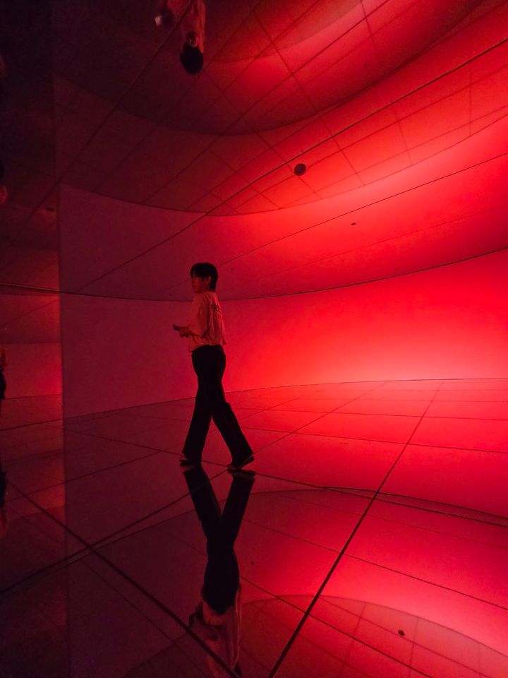 테마공간 '우리는 별의 먼지다' 전시 전경. 붉은 빛과 함께 심장 박동 소리가 가슴을 울린다. *재판매 및 DB 금지