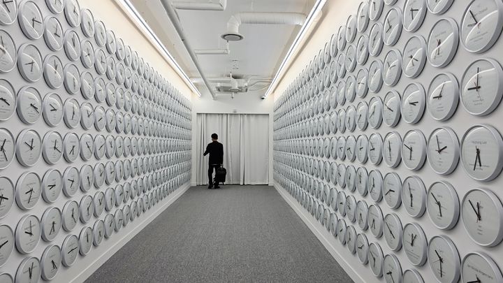 [사진=박현주 미술전문기자]이완의 고유시. 560개의 흰 시계가 제각각 다른 속도로 째깍거리는 설치 작품. *재판매 및 DB 금지