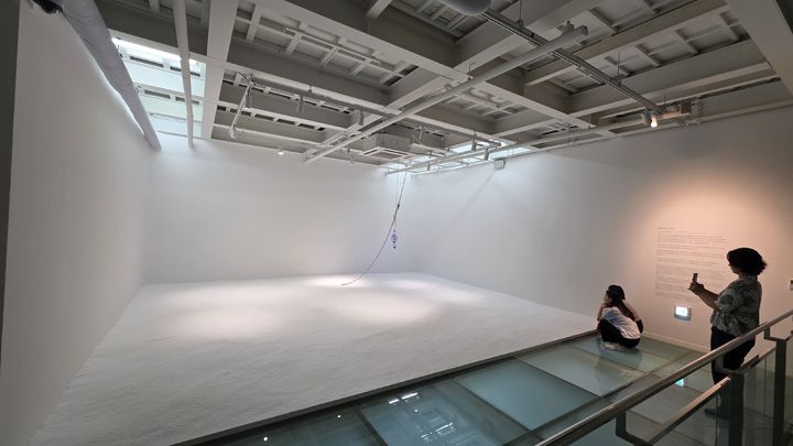 [사진=박현주 미술전문기자' 부지현의 'Solid Sea'. 폐집어등과 소금, 푸른빛으로 구성된 공간 설치작품이다. 바닥에 펼쳐진 소금 위로 낡은 집어등이 떠 있다. 과거 밤바다를 밝히며 물고기를 유인하는 데 사용됐던 집어등은 어민들의 노동과 생존을 상징하는 도구였다. *재판매 및 DB 금지