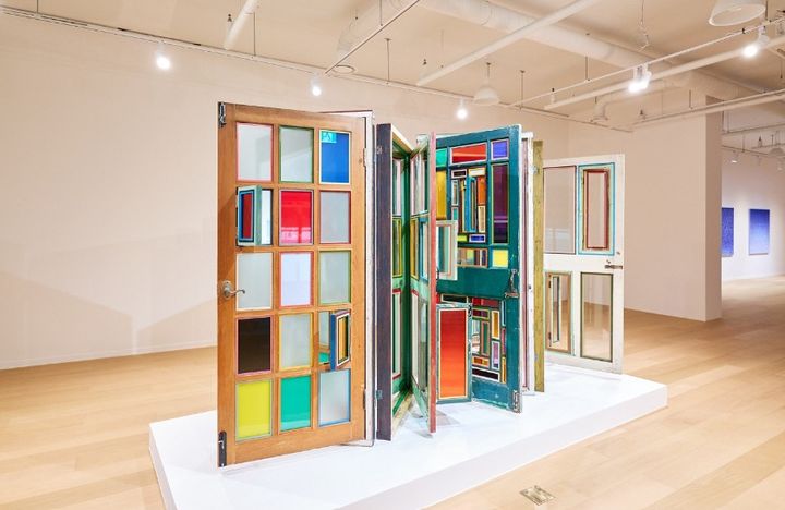 송동, Window Door Screen - Four Screens No. 벗겨진 페인트, 금이 간유리, 낡은 나무틀이 각기 다른 시대와 형태를 간직한 채 서로의 모서리에 기대어 균형을 이룬다. *재판매 및 DB 금지