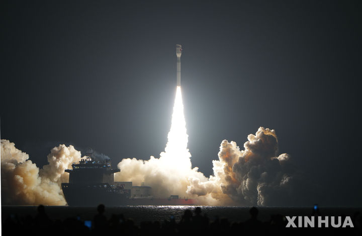 [르자오=AP/뉴시스]9일 0시 31분께 (베이징 시간) 중국 산둥성 르자오시 인근 해상에서 스마트드래곤-3(SD-3)기 발사됐다. 2025.08.10.