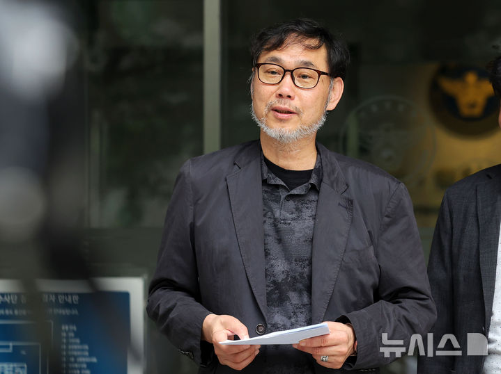 [서울=뉴시스] 홍효식 기자 = 김순환 서민민생대책위원회(서민위) 사무총장이 9일 서울 마포구 서울경찰청 금융범죄수사대에서 이춘석 주식 차명거래 의혹 고발인 조사 출석에 앞서 입장을 밝히고 있다. 2025.08.09. yesphoto@newsis.com