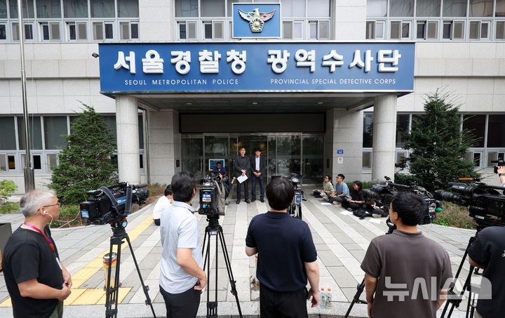 [서울=뉴시스] 홍효식 기자 = 김순환 서민민생대책위원회(서민위) 사무총장이 9일 서울 마포구 서울경찰청 금융범죄수사대에서 이춘석 주식 차명거래 의혹 고발인 조사 출석에 앞서 입장을 밝히고 있다. 오른쪽은 고일영 변호사. 2025.08.09. yesphoto@newsis.com